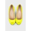 Ярко-желтые туфли на шпильке 