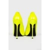Яскраво-жовті туфлі на шпильці