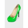 Лаковые зелёные туфли 