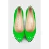 Лаковые зелёные туфли 
