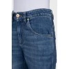 Синие джинсы с декорированным низом