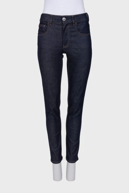 Темно-синие джинсы с контрастными швами