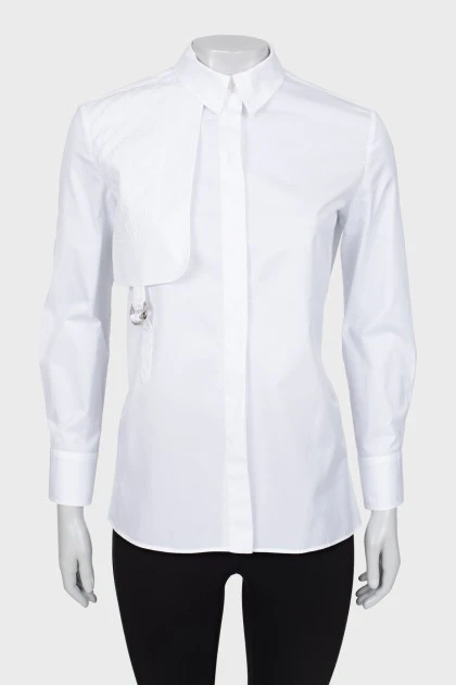 Белая рубашка с декором на груди 