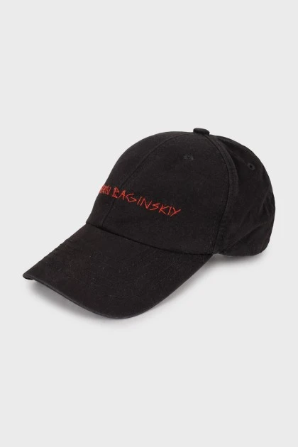 Чорна кепка з вишитим логотипом бренду