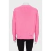 Розовый свитер с эффектом потертости