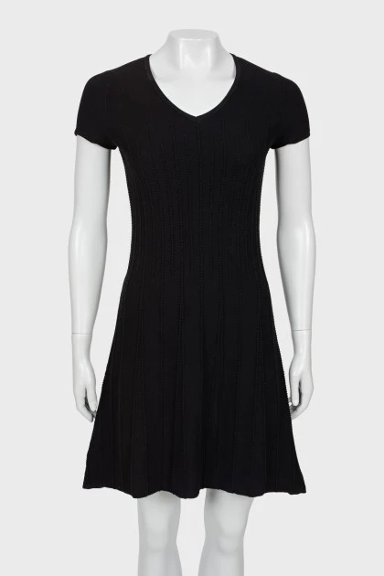 Черное платье мини с коротким рукавом