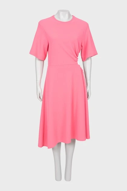 Розовое платье с драпировкой сбоку