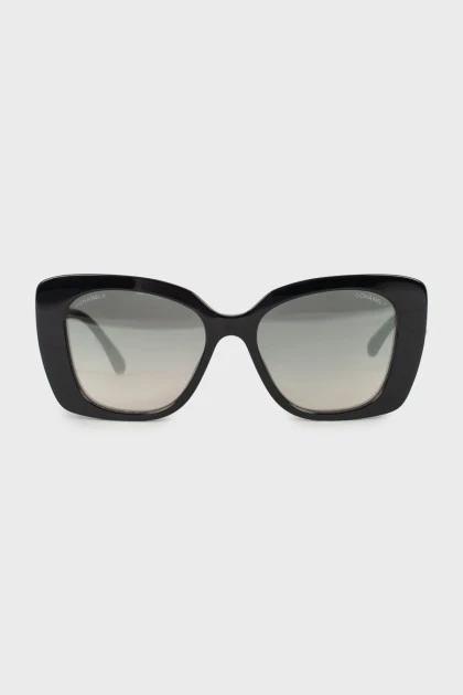 Черные солнцезащитные очки с логотипом бренда 