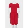 Красное платье с коротким рукавом
