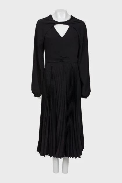 Черное платье с плиссированным подолом
