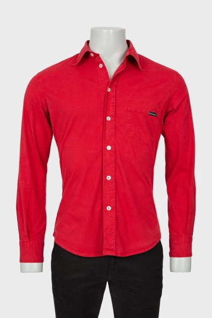 Мужская рубашка красного цвета на пуговицах