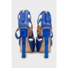 Синие босоножки на фигурном каблуке