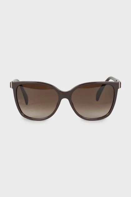 Солнцезащитные очки коричневого цвета