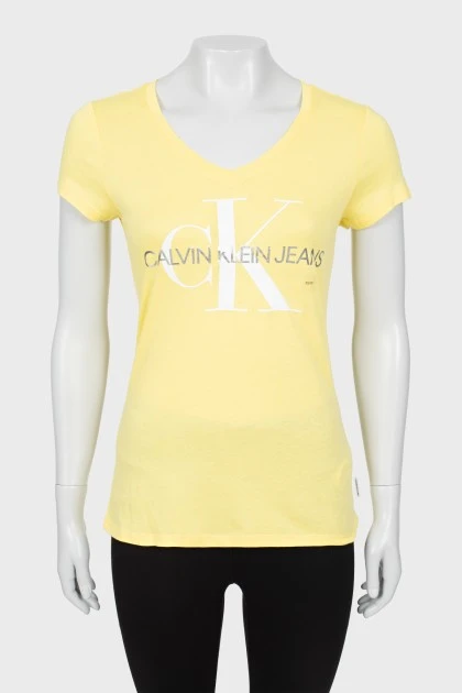 Желтая футболка с биркой 