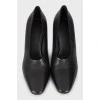 Черные туфли на фигурном каблуке 