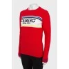 Червоний светр з логотипом бренду