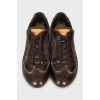 Темно-коричневые кроссовки в фирменный принт 