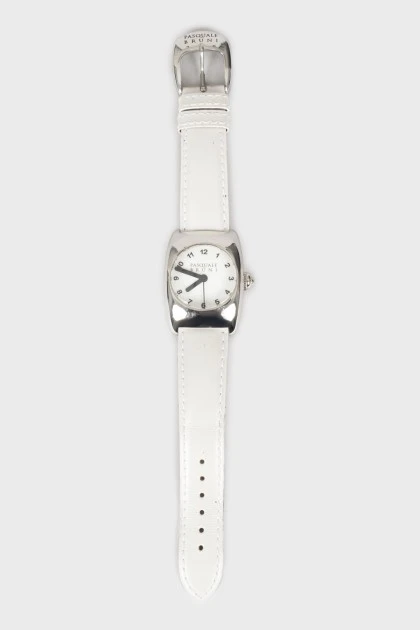 Серебристые часы с кожаным ремешком