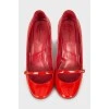 Лаковые туфли красного цвета 