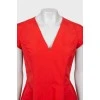 Червона сукня з V-подібним вирізом