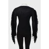 Черный свитер с бахромой на рукавах