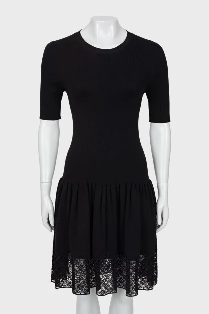 Черное платье с плетением на подоле