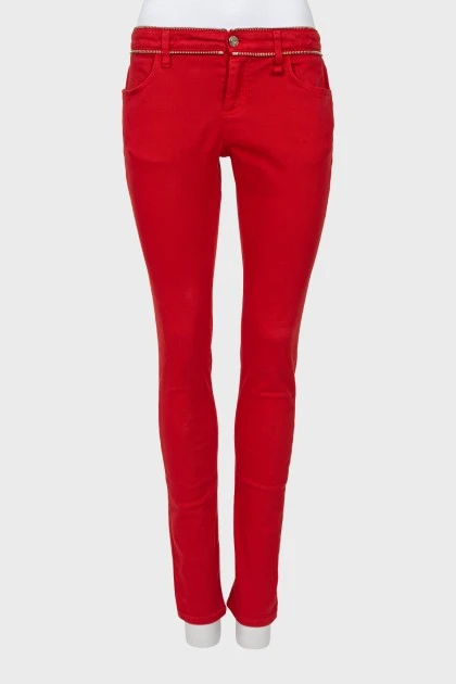 Красные джинсы с декорированной талией