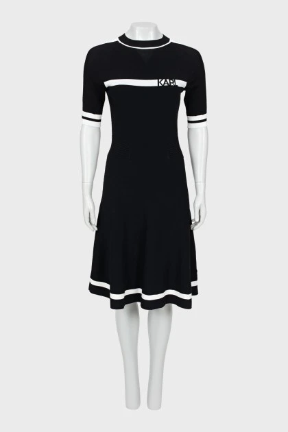 Черно-белое платье с логотипом бренда