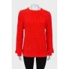 Вязаный свитер красного цвета