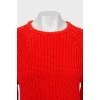 Вязаный свитер красного цвета