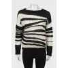 Вязаный свитер черно-белого цвета
