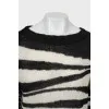 В'язаний светр чорно-білого кольору