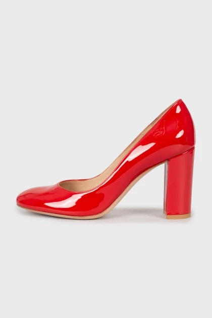 Туфли из лакированной кожи красного цвета