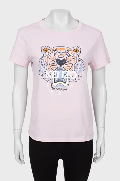 Розовая футболка с фирменным логотипом