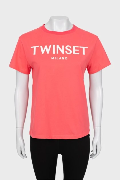 Рожева футболка з вишитим логотипом