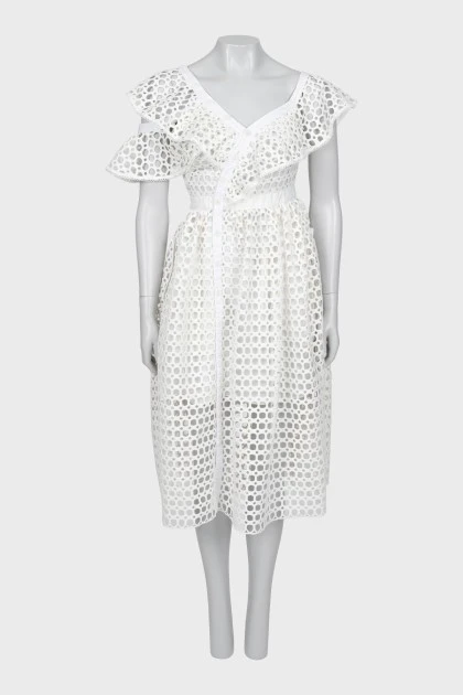 Ажурное платье белого цвета