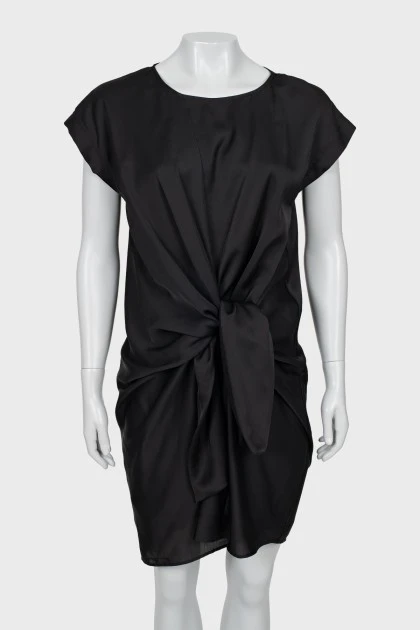 Сукня чорного кольору із зав'язкою