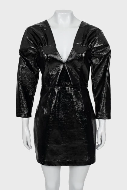 Черное платье-мини с V-образным вырезом