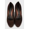 Замшевые коричневые туфли на высоком каблуке