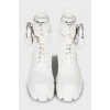 Білі черевики Monolith