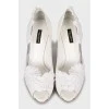 Белые туфли декорированные цветами