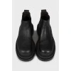 Ботинки черного цвета на массивной подошве