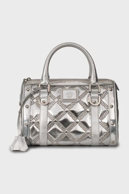 Срібляста сумка з логотипом бренду