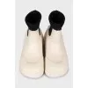 Массивные ботинки черно-белого цвета
