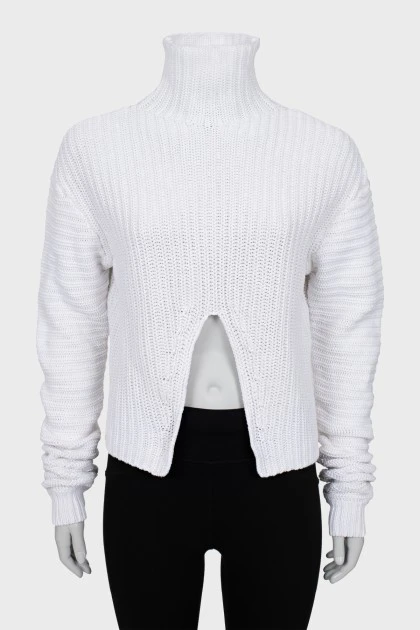 Белый свитер с разрезом посередине