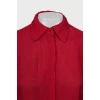 Красная рубашка с драпировкой на рукавах