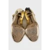 Кожаные золотистые туфли с открытым носком