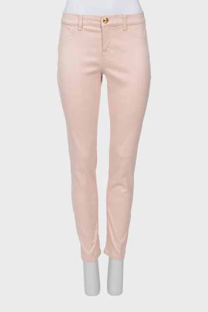 Светло-розовое джинсы с золотистой пуговицей