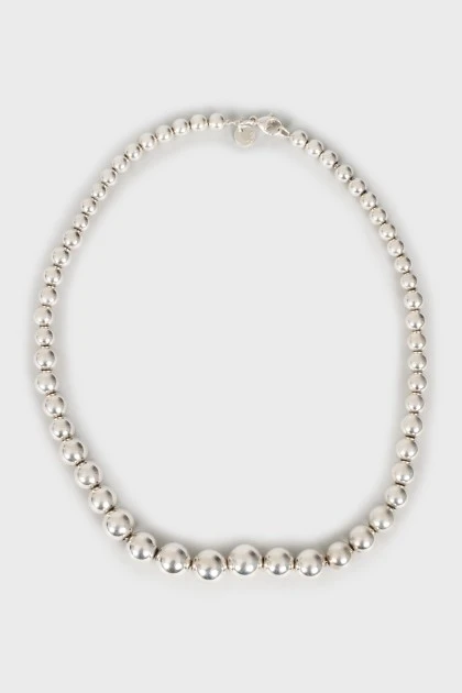 Ожерелье из серебристых бусин