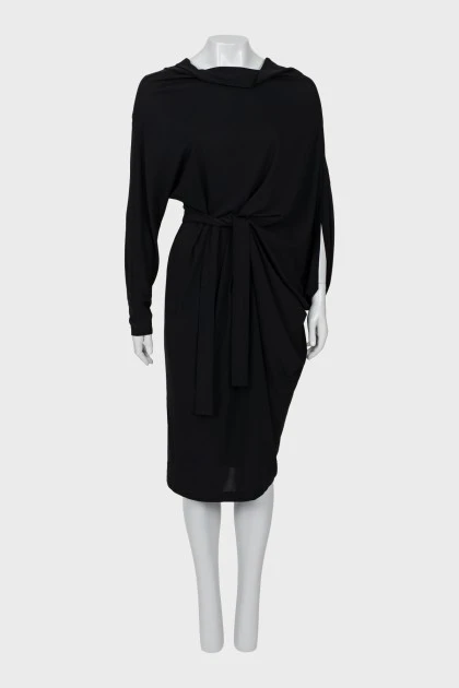 Черное асимметричное платье с поясом